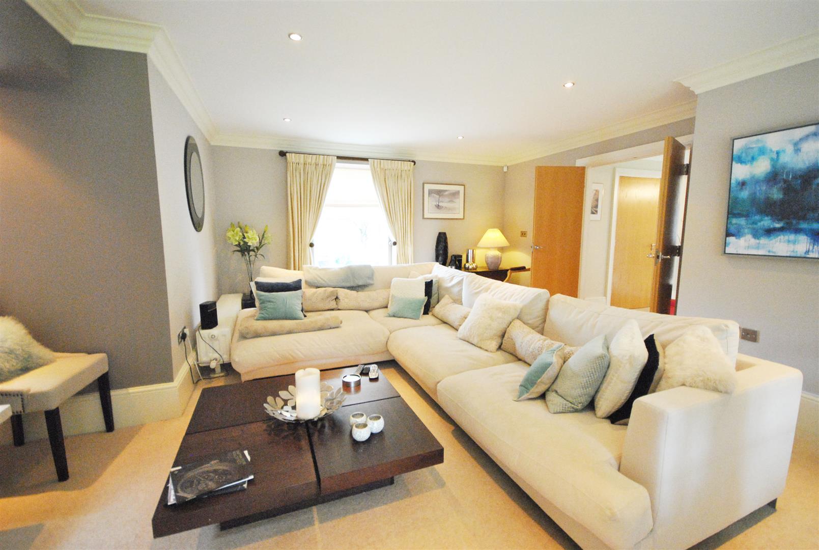 4 Bedrooms, House - Detached